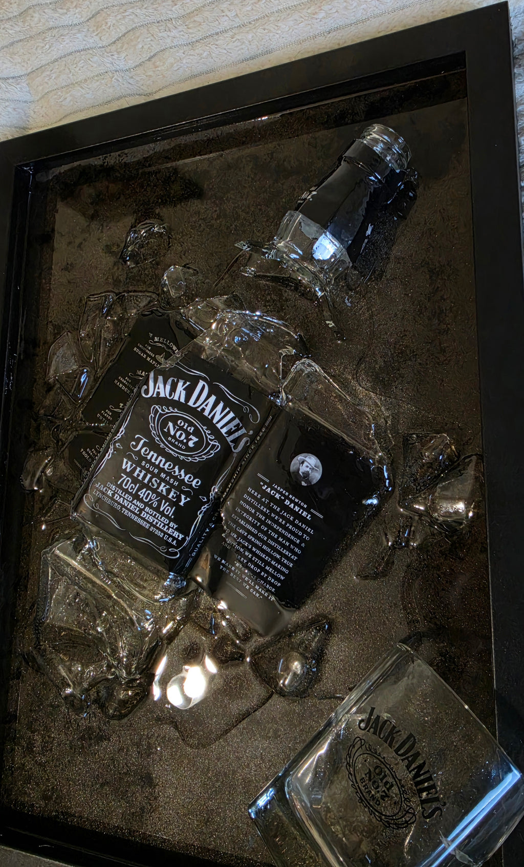 Old No. 7 Veggkunst - Broken Bottle Art