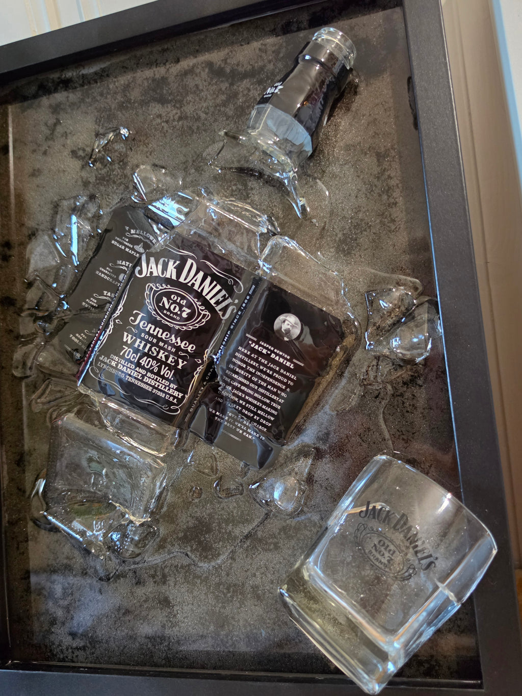 Old No. 7 Veggkunst - Broken Bottle Art