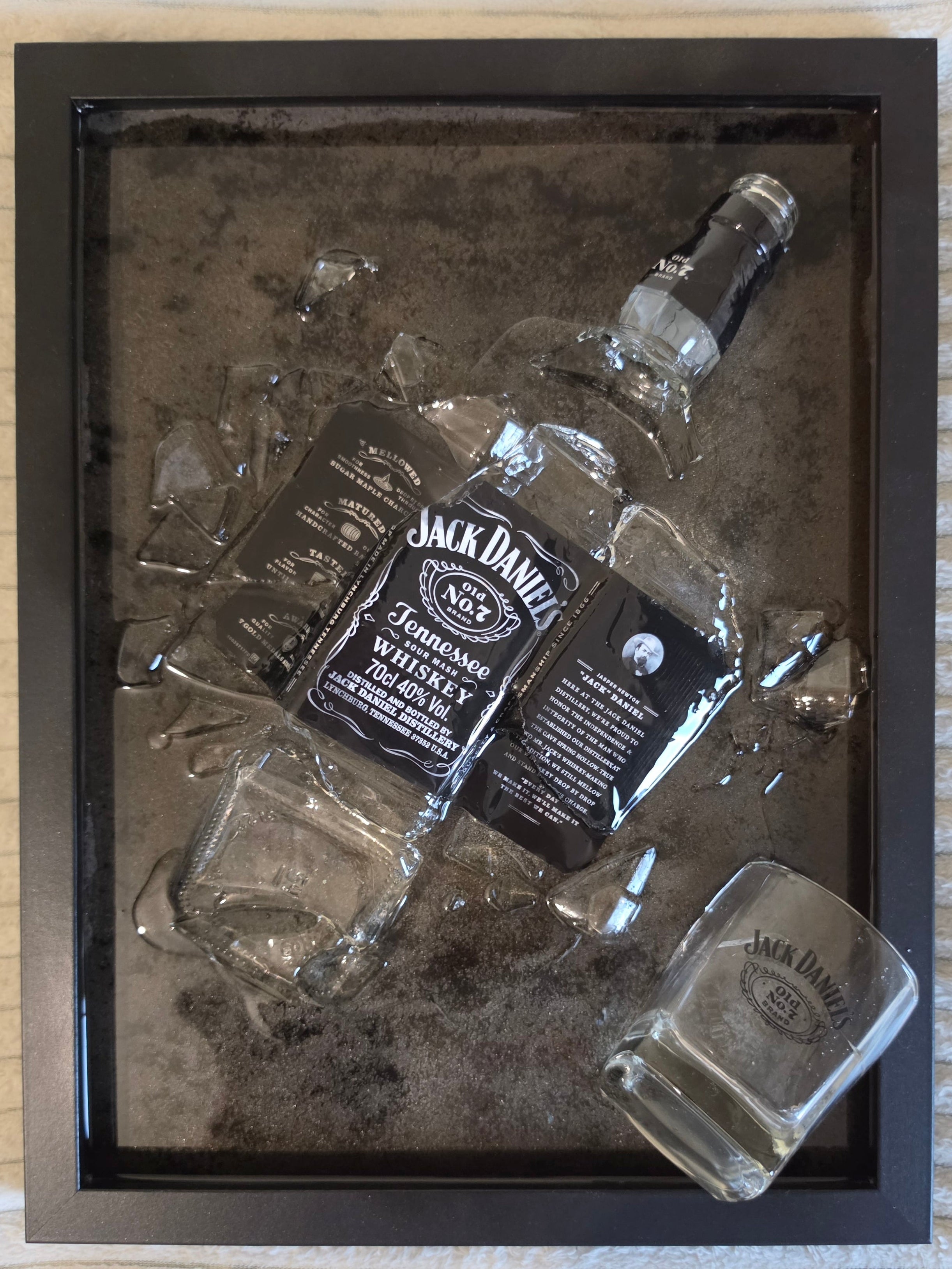 Old No. 7 Veggkunst - Broken Bottle Art