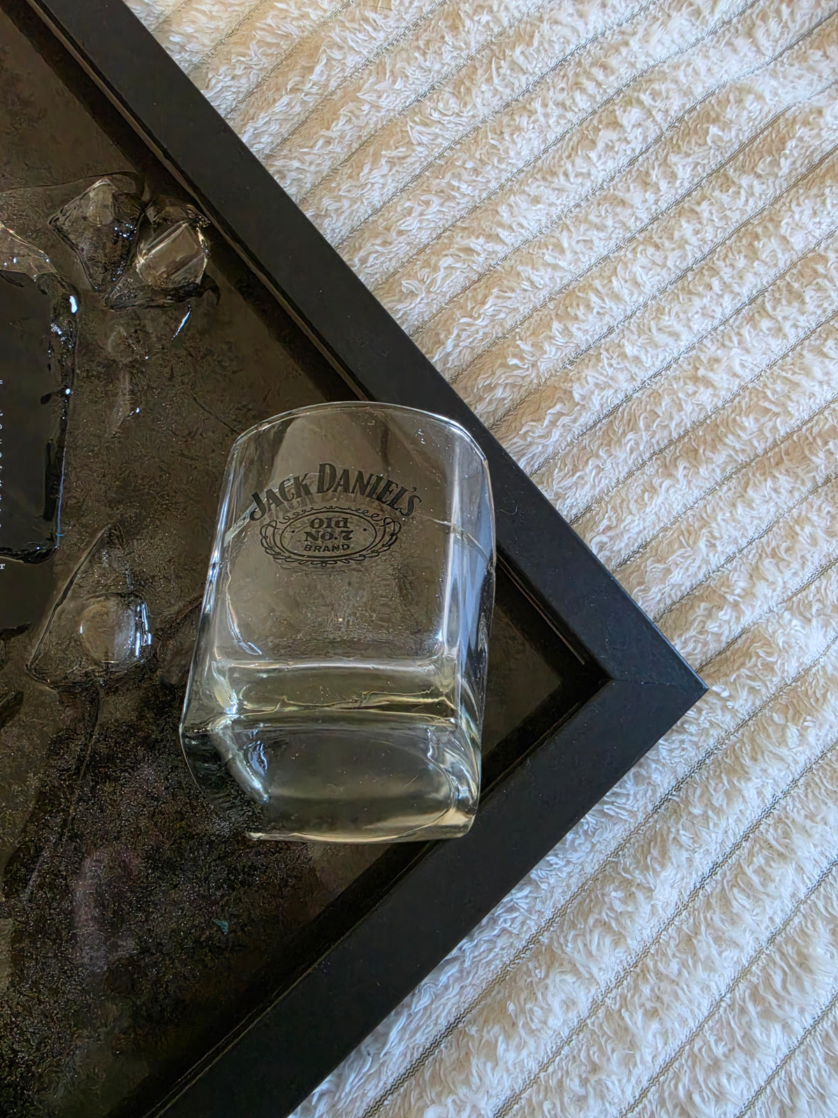 Old No. 7 Veggkunst - Broken Bottle Art